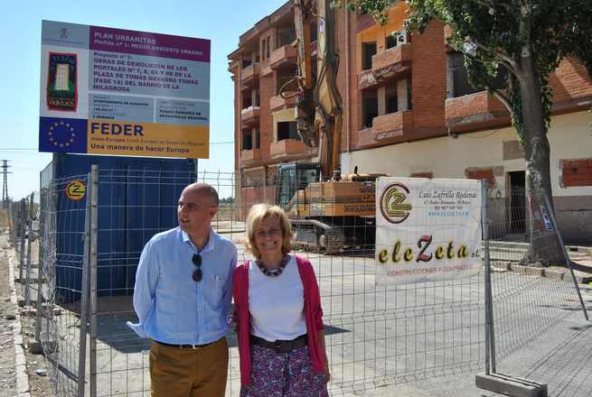 imagen de La alcaldesa de Albacete asiste a la demolición de las primeras viviendas del barrio de La Milagrosa