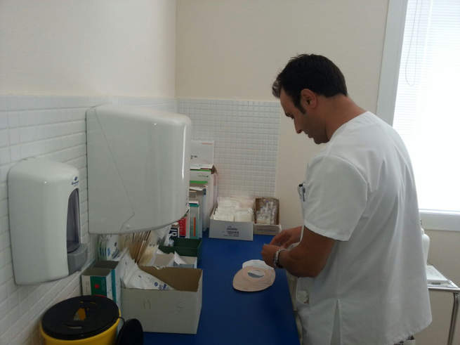 Enfermero manipulando dispositivos en la nueva consulta de Almadén