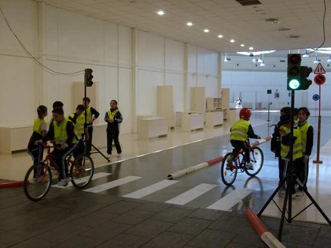 Cerca de cuatrocientos escolares pasan por el parque infantil de tráfico de Manzanares