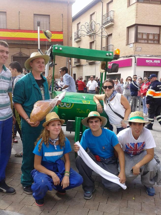 imagen de Los jóvenes de Bargas se divierten en  la carrera de autos locos durante las fiestas populares 