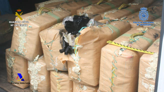 Imagen: Detenidos 6 narcotraficantes e incautados 1.400 kg de hachís que pretendían introducir a través del Puerto de Santa Pola