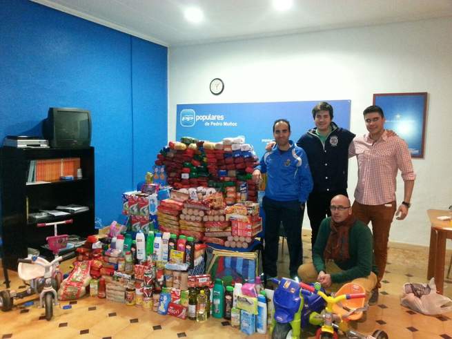 imagen de Nuevas Generaciones de Pedro Muñoz entrega a Cáritas cerca de 400 kilos de comida y juguetes