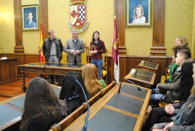 imagen de El alcalde recibió a un grupo de alumnos irlandeses de intercambio con el CP Lucero