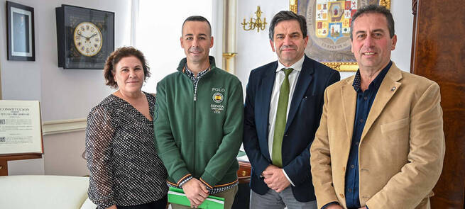 El alcalde de El Robledo le traslada a Valverde la necesidad de equipar el centro de mayores y de ejecutar un proyecto de accesibilidad en el parque municipal