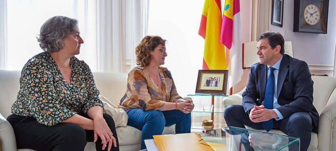 La alcaldesa de Puerto Lápice le traslada a Valverde la necesidad urgente de atender los problemas estructurales que presenta la plaza de su municipio