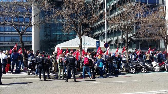 Imagen: Los trabajadores de Elcogás se concentran en Madrid ante la Junta General de Accionistas de Endesa