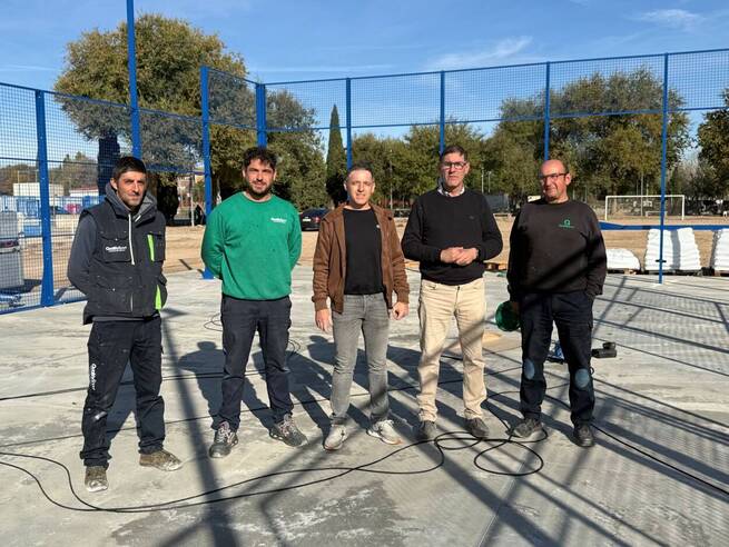 Villacañas inicia la construcción de dos nuevas pistas de pádel con cerramiento de vidrio y césped artificial deportivo