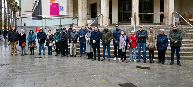 Adrián Fernández reclama “nuevas estrategias” para combatir de manera efectiva la violencia machista en el tercer minuto de silencio en una semana