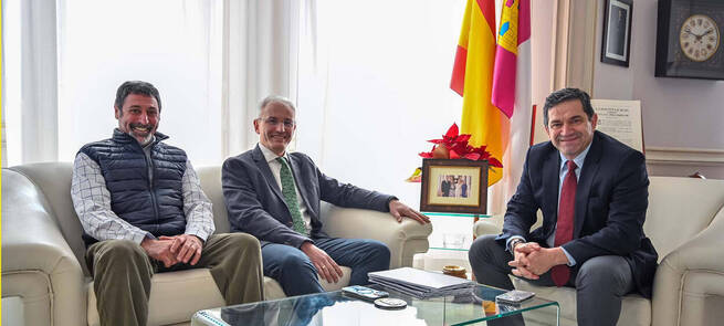 El alcalde de Villamayor le traslada al presidente de la Diputación distintos proyectos que es necesario acometer en su municipio