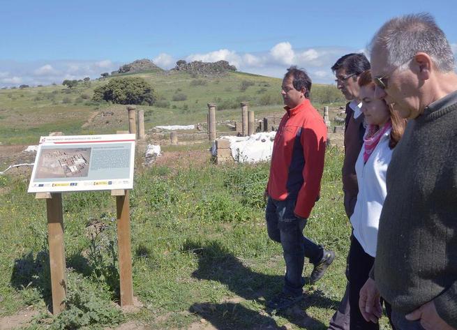 Imagen: Caballero se interesa por los recursos turísticos del valle de Alcudía y Sierra Madrona