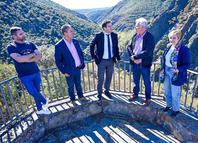 Valverde ensalza el potencial natural y paisajístico de Navas de Estena y destaca la importancia de prestar apoyo a los municipios pequeños
