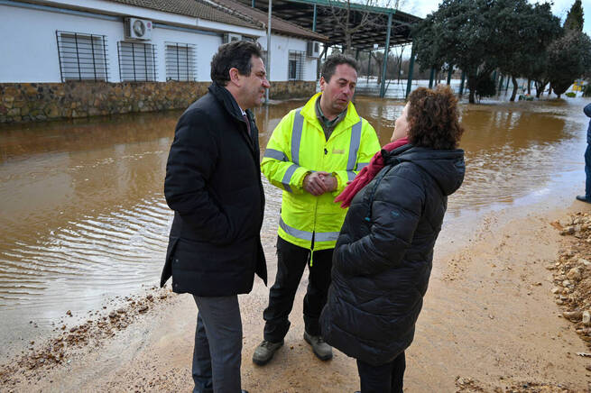 Valverde reafirma el compromiso de la Diputación de Ciudad Real para recuperar la normalidad en el municipio de El Robledo por la crecida del río Bullaque