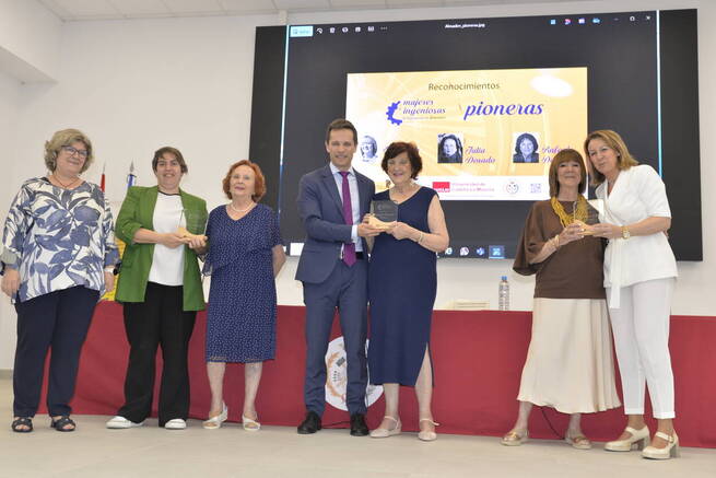 La UCLM visibiliza el papel de las mujeres ingenieras y reconoce a las primeras estudiantes de la Escuela de Almadén