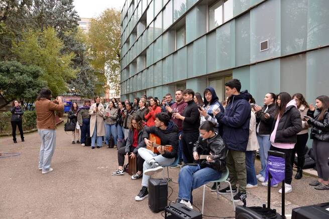 La Facultad de Educación de Ciudad Real recuerda con música y la lectura de un manifiesto la realidad que viven muchas mujeres