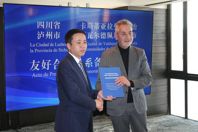 Valdepeñas y la ciudad china de Luzhou se hermanan para ampliar su proyección comercial y cultural