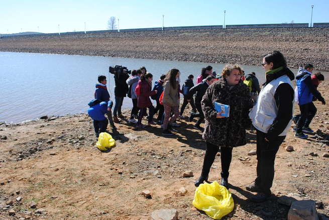 Escolares en Valdepeñas participan en una batida de limpieza en La Cabezuela para concienciar sobre la basura y los entornos naturales