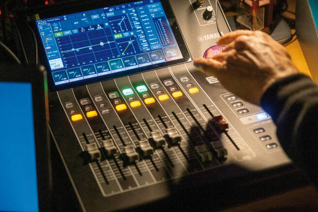 El salón de actos de la Casa de la Cultura estrena tapizado en las butacas y nuevos sistemas de sonido e iluminación