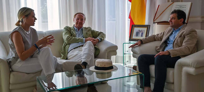 El presidente de Madrid Fusión le traslada a Valverde su intención de conferir especial protagonismo a la carne de caza en la próxima edición del evento