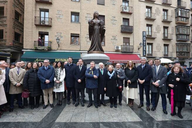 La ciudad de Toledo salda la deuda de gratitud con María Pacheco con la inauguración de una escultura frente al Alcázar