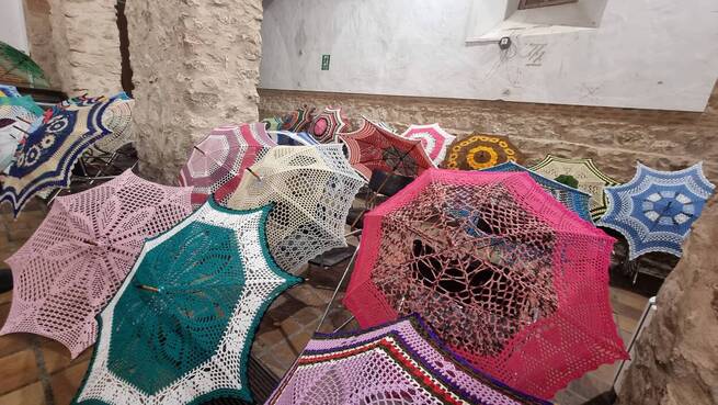 Los paraguas de ganchillo se exponen antes de lucir colgados en las calles de Valdepeñas