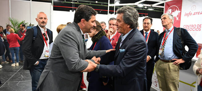 El presidente de la Diputación comprueba en el Centro de Negocio las buenas perspectivas comerciales para el vino español que propicia FENAVIN