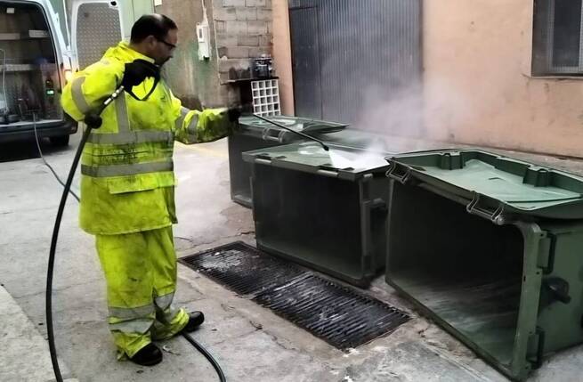 La Diputación de Albacete pone en marcha una prueba piloto de limpieza y desinfección de contenedores en la provincia