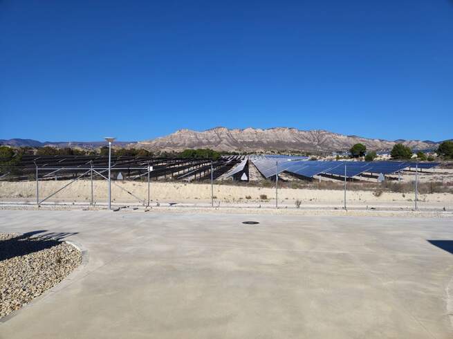 Una investigación de la UCLM analiza el impacto de la calidad eléctrica de grandes plantas solares fotovoltaicas en la red de distribución