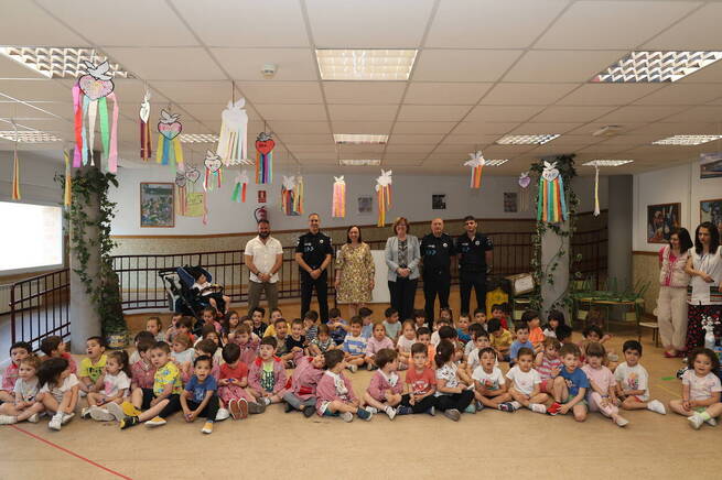 El CEIP Santa Clara acoge la clausura del Curso de Educación Vial con la entrega de pulseras a los más pequeños