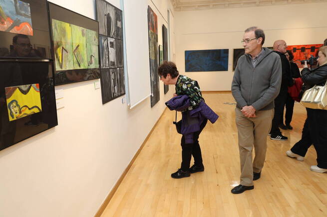 La exposición homenaje a Paco Leal recuerda su legado artístico en la Casa de la Cultura de Alcázar de San Juan