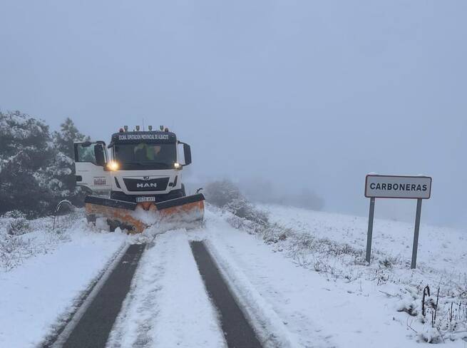 La Diputación de Albacete refuerza los trabajos de vialidad invernal ante las nevadas registradas en la sierra