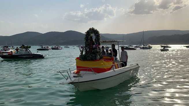 Pareja rinde homenaje a la Virgen del Carmen en el pantano de Entrepeñas