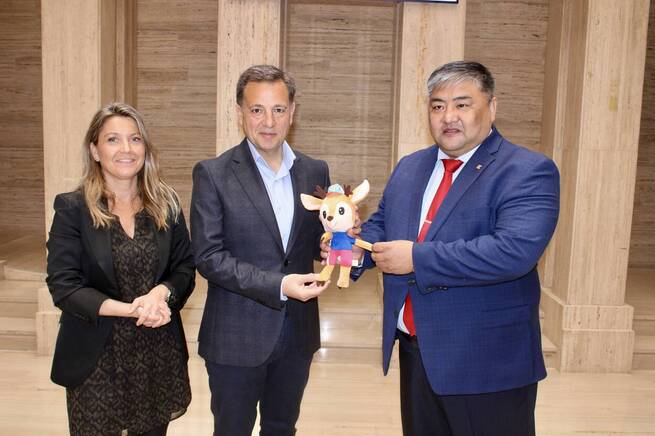 El alcalde Manuel Serrano recibe a una delegación de Mongolia para “estrechar lazos que abran puertas y mercados a las empresas albaceteñas”