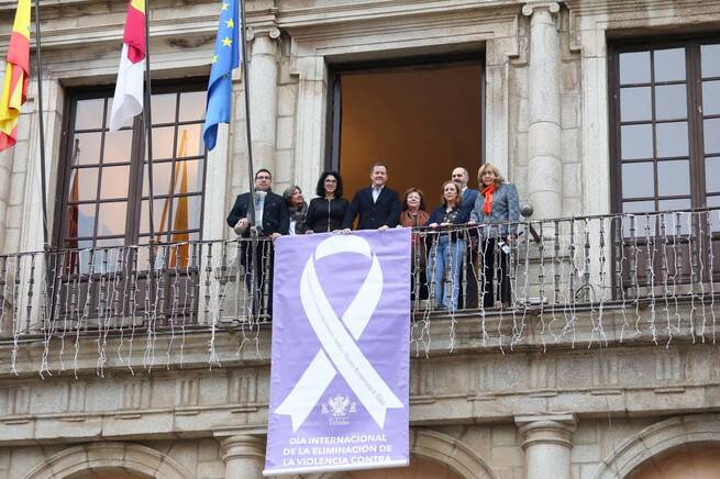 Toledo renueva su compromiso contra la violencia machista con la colocación del lazo blanco en el balcón del Ayuntamiento