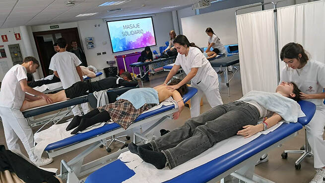 La UCLM impulsa la salud y el aprendizaje con las jornadas de masaje solidario del Grado en Fisioterapia