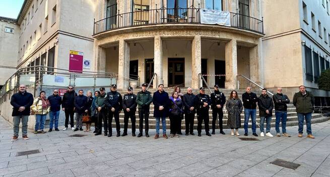 La Subdelegación del Gobierno en Ciudad Real guarda un minuto de silencio por los asesinatos machistas en Málaga de María Victoria y Concha