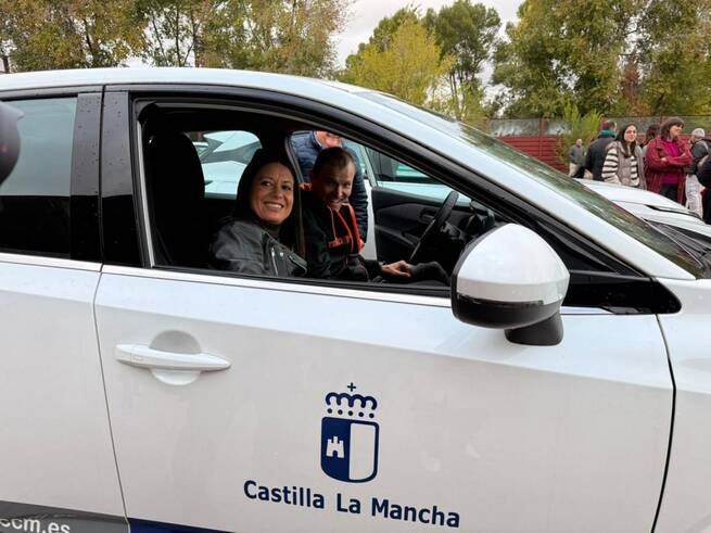 Castilla-La Mancha impulsa la movilidad de los servicios sociales con 24 nuevos vehículos híbridos para mejorar la atención en todo el territorio