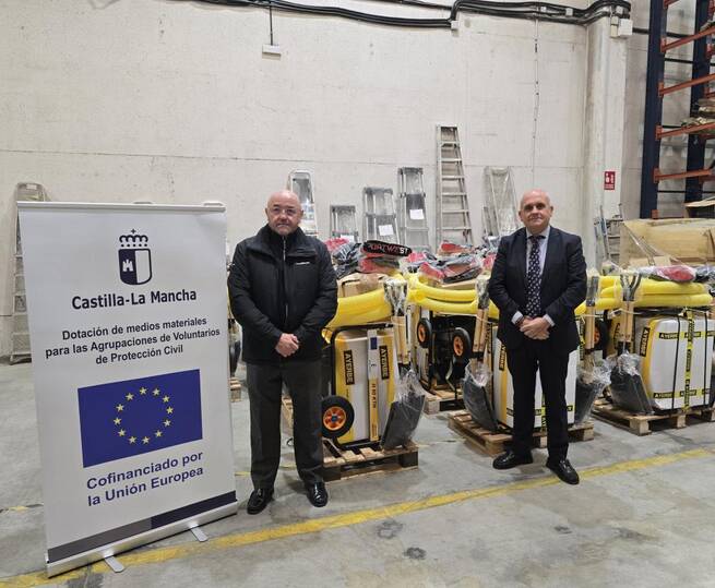 El Gobierno regional entrega bombas para inundaciones y complementos a 14 entidades locales para sus agrupaciones de Protección Civil