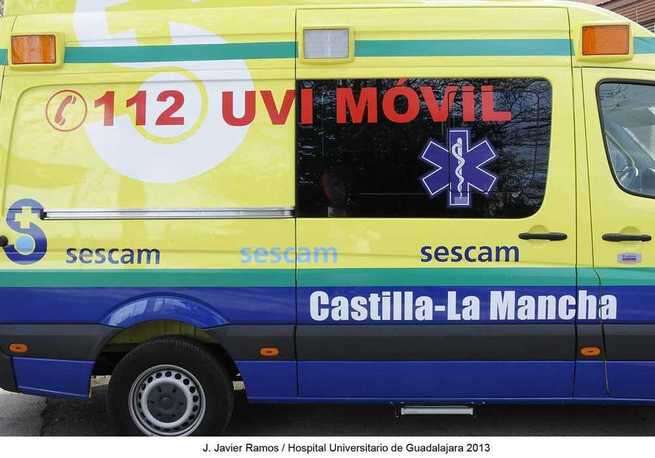 Una colisión entre un autobús de línea y un turismo en Socuéllamos se salda con un herido trsaladado al hospital