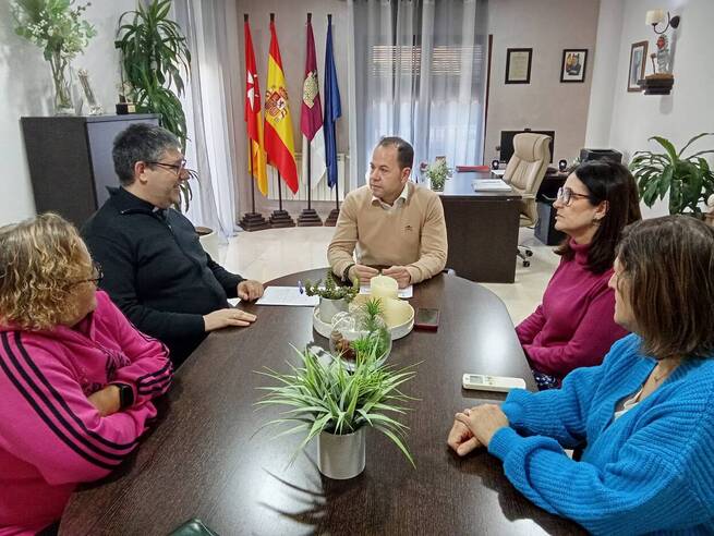 El Ayuntamiento de Herencia renueva su convenio con Cáritas para respaldar sus programas sociales con los colectivos más vulnerables