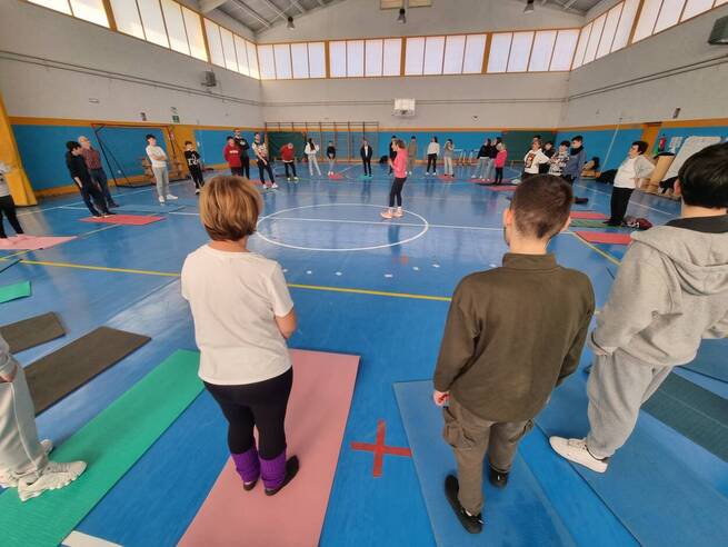 Yoga como actividad intergeneracional entre el Centro de Mayores del Lucero y alumnos de secundaria