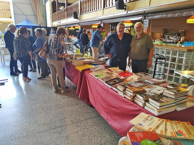 Librería Delfos de Argamasilla de Calatrava, celebra el Día de la Región sacando los libros a la calle y una exposición de antiguos anuncios