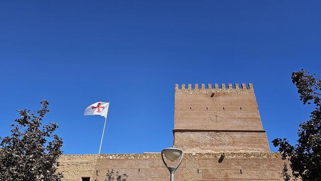 La bandera calatrava ya anuncia las X Jornadas Medievales, Manzanares Medieval 2023