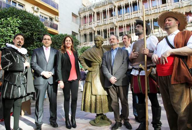 Imagen: Rosa Romero: &quot;Esta nueva escultura es un apoyo a la promoción cultural y turística de Ciudad Real como capital del Quijote&quot;