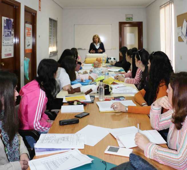 Imagen: La asociación de empleadas de hogar de Miguelturra organiza un curso de auxiliar en psicomotricidad infantil 