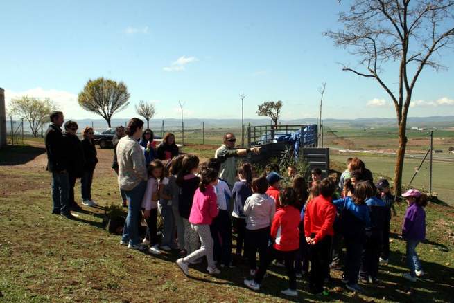 Imagen: Más de 300 niños del colegio público “La Alameda” participaron en la plantación de árboles y plantas en la ermita de San Isidro