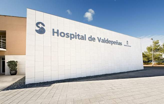 Imagen: El Ayuntamiento muestra su preocupación por el cierre de planta del Hospital de Valdepeñas en Semana Santa