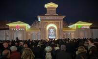 La Puerta de Hierros de Albacete se convierte en un gran escenario navideño con videomapping que estrena con 5.000 espectadores