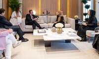 García-Page mantiene una reunión en Dubái con la ministra de Estado para el Desarrollo y Futuro del Gobierno emiratí