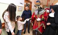 Los Reyes Magos inician su recorrido en Albacete con visitas al Asilo de San Antón, Asprona y el Cotolengo