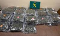 La Guardia Civil intercepta 153 kilos de marihuana en una furgoneta averiada en la A-42 de Toledo